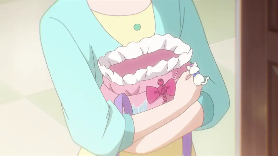 お散歩バッグを抱きかかえるまゆ